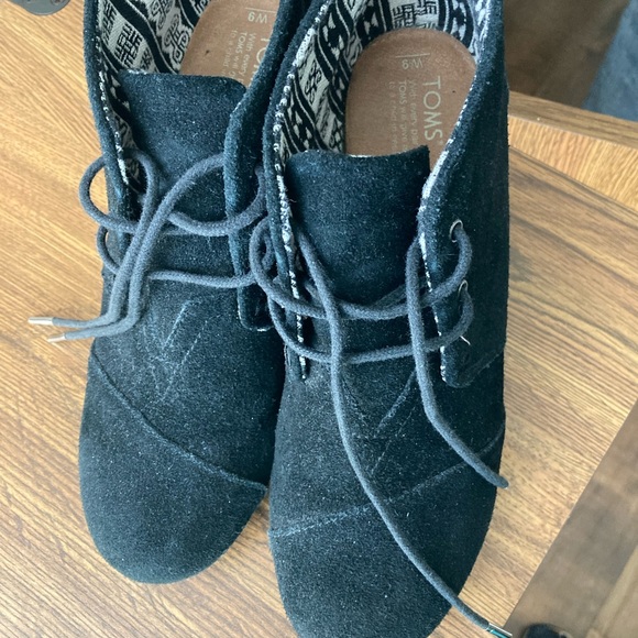 Ladies Tom’s Black suede booties size W9 - Picture 1 of 3